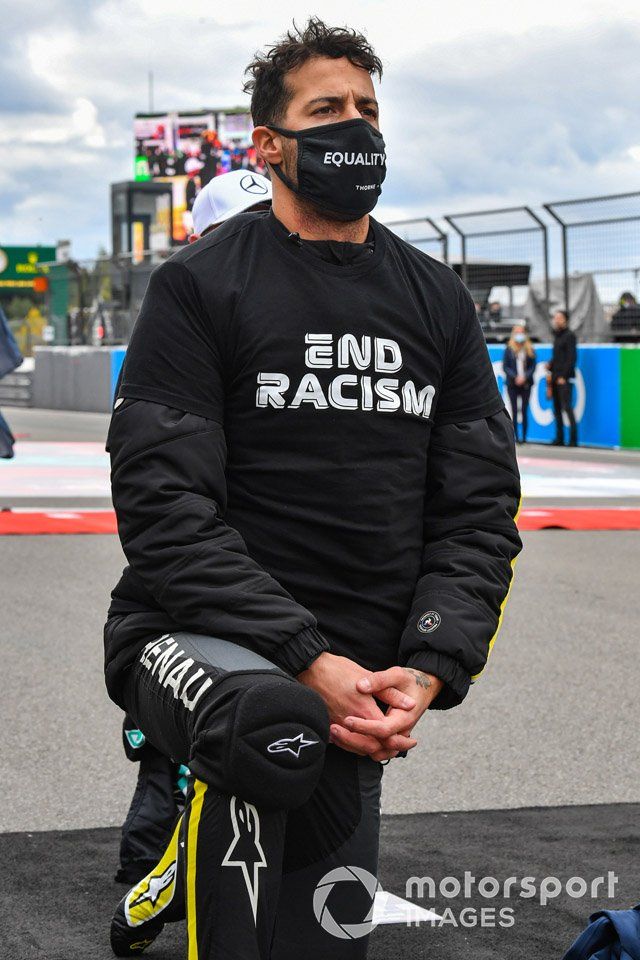 Daniel Ricciardo, Renault F1, se arrodilla en apoyo de la campaña