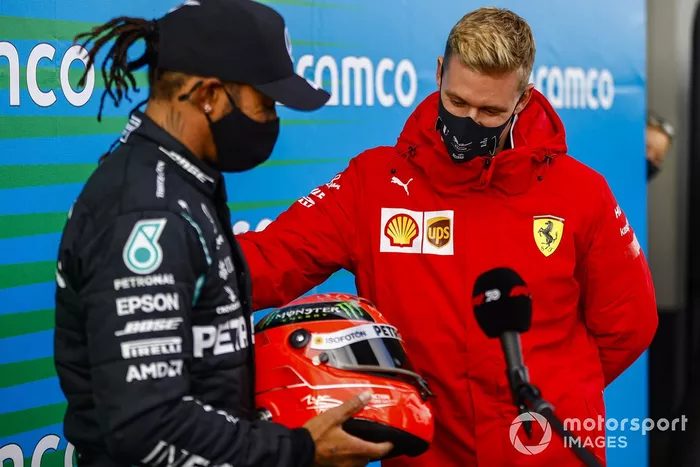 Mick Schumacher felicita a Lewis Hamilton, Mercedes-AMG F1, 1er puesto, por igualar el récord de victorias de su padre de 91 victorias y le regala el casco de su padre Michael Schumacher