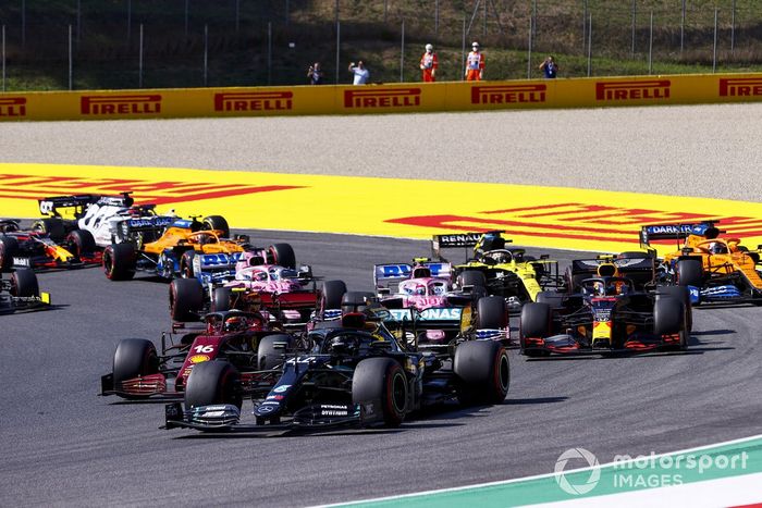 Lewis Hamilton, Mercedes F1 W11, Charles Leclerc, Ferrari SF1000, Alex Albon, Red Bull Racing RB16, Lance Stroll, Racing Point RP20, e il resto delle auto alla partenza