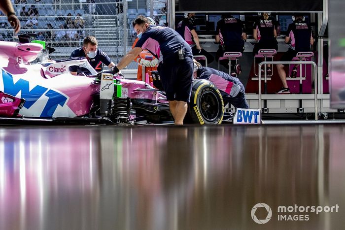 Los mecánicos empujan el RP20 Racing Point de Sergio Pérez  en el pit lane