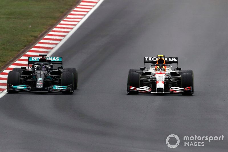 Lewis Hamilton, Mercedes W12, batalla con Sergio Pérez, Red Bull Racing RB16B
