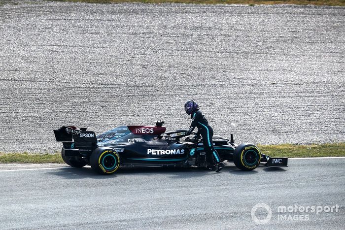 Lewis Hamilton, Mercedes W12, sufre una avería durante la FP2