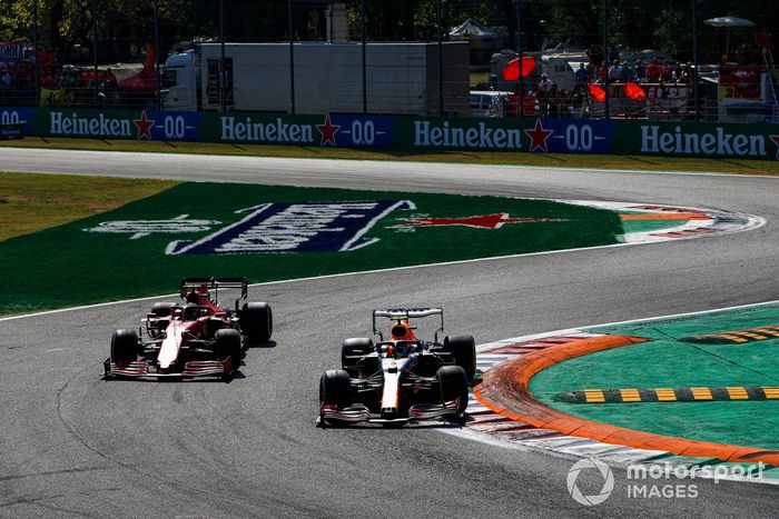 Sergio Pérez, Red Bull Racing RB16B, Carlos Sainz Jr., Ferrari SF21