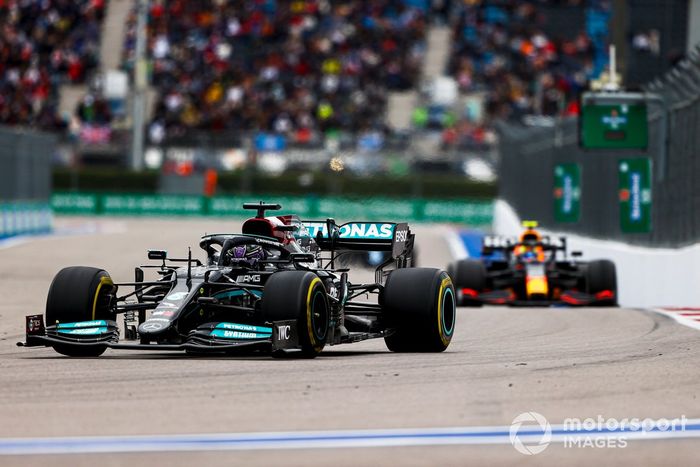 Lewis Hamilton, Mercedes W12, Sergio Pérez, Red Bull Racing RB16B