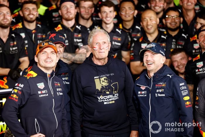 Adrian Newey, director técnico de Red Bull Racing, Helmut Marko, asesor de Red Bull Racing, Max Verstappen, Red Bull Racing, Christian Horner, director del equipo, Red Bull Racing, celebrando la victoria y el mundial