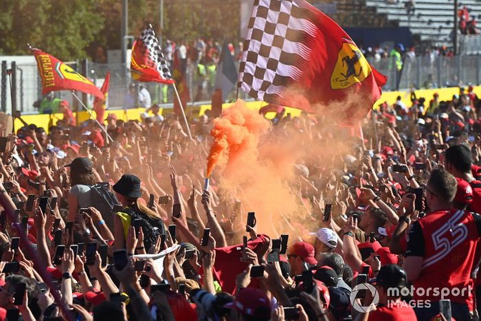 Fans de Ferrari celebran después de la carrera