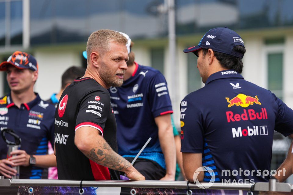 Kevin Magnussen, Haas F1 Team, Sergio Perez, Red Bull Racing, Max Verstappen, Red Bull Racing i Logan Sargeant, Williams Racing, na paradzie kierowców.