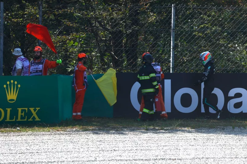 Les commissaires assistent Andrea Kimi Antonelli, Mercedes-AMG F1 Team, après une chute en FP1.