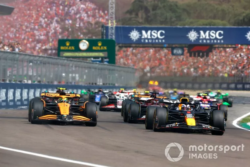 Max Verstappen, Red Bull Racing RB20, Lando Norris, McLaren MCL38, Charles Leclerc, Ferrari SF-24, Carlos Sainz, Ferrari SF-24, le reste du peloton au départ.