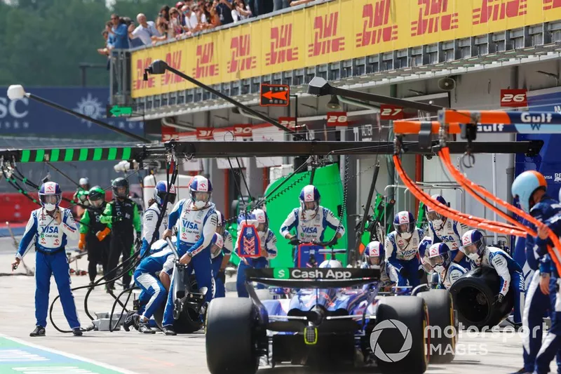 Daniel Ricciardo, RB F1 Team VCARB 01, entre dans la voie des stands pour un arrêt aux stands.