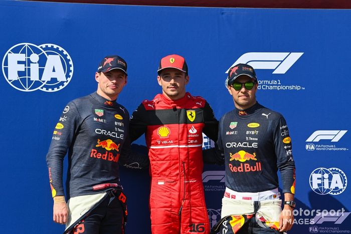Los tres primeros clasificados segundo puesto Max Verstappen, Red Bull Racing, ganador de la pole Charles Leclerc, Ferrari, tercero Sergio Pérez, Red Bull Racing