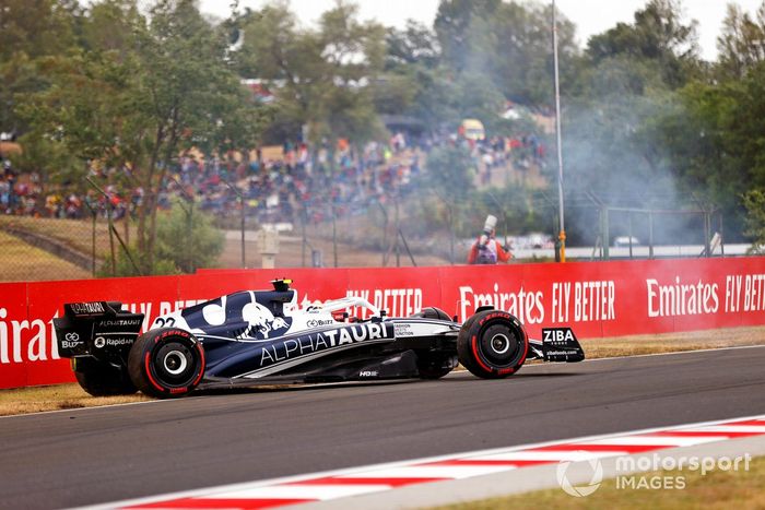 Yuki Tsunoda, AlphaTauri AT03, sufre un giro