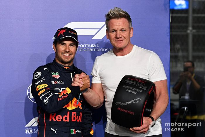 Sergio Pérez, de Red Bull Racing, recibe su premio Pirelli Pole Position de manos del chef Gordon Ramsay