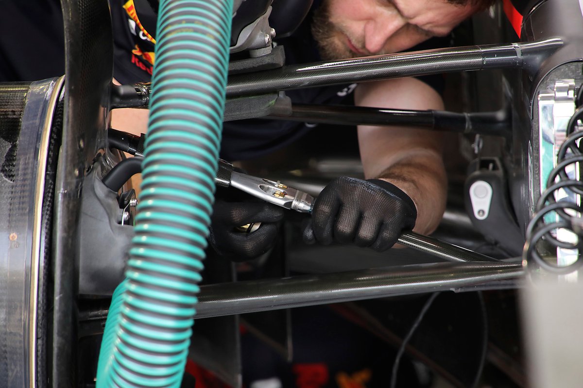 Red Bull Racing RB18, la sospensione anteriore a schema pull rod: il meccanico regola l'altezza