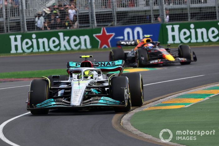 Lewis Hamilton, Mercedes W13, Sergio Perez, Red Bull Racing RB18