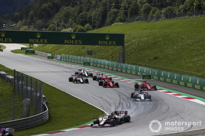 Kevin Magnussen, Haas VF-20, Daniil Kvyat, AlphaTauri AT01, Charles Leclerc, Ferrari SF1000, y Sebastian Vettel, Ferrari SF1000, chocan al inicio