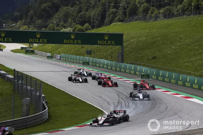 Kevin Magnussen, Haas VF-20, Daniil Kvyat, AlphaTauri AT01,  Charles Leclerc, Ferrari SF1000, y Sebastian Vettel, Ferrari SF1000, chocan al inicio