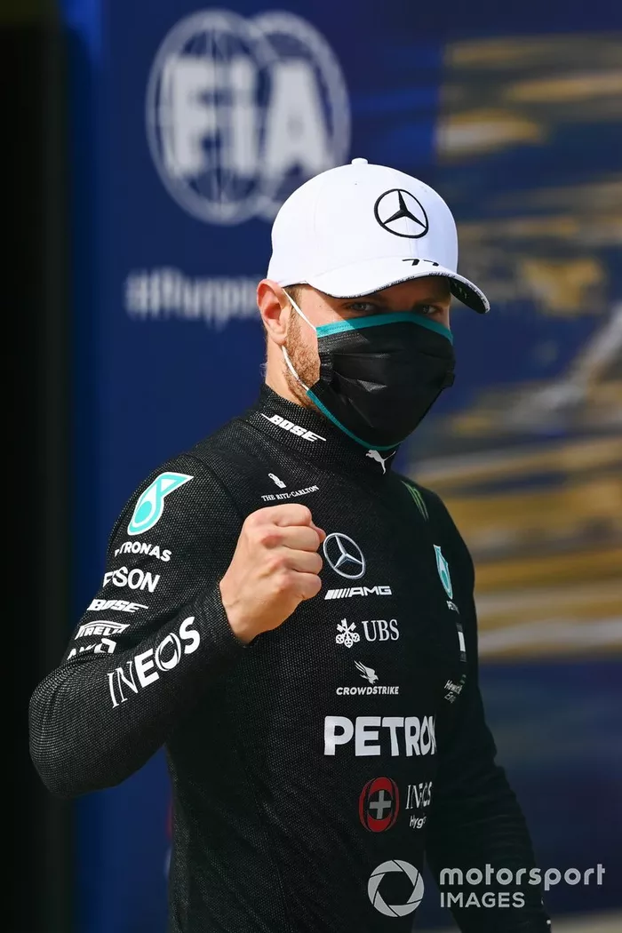 Ganador de la pole Valtteri Bottas, Mercedes AMG F1