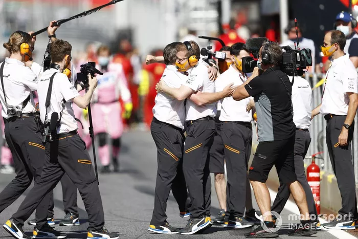 Zak Brown, Director Ejecutivo de McLaren, y Andreas Seidl, Director de Equipo de McLaren, celebran después de que Lando Norris, McLaren, subiera al podio
