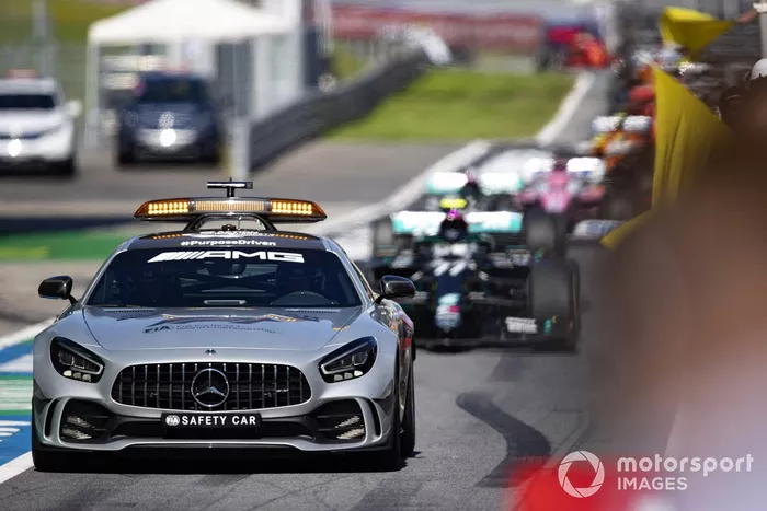 El Safety Car lleva a Valtteri Bottas, Mercedes F1 W11 EQ Performance, en el pit lane