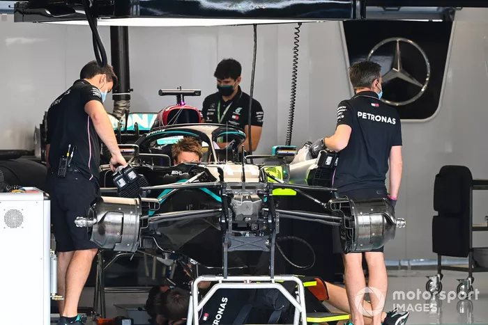 Los mecánicos de Mercedes trabajan en el coche