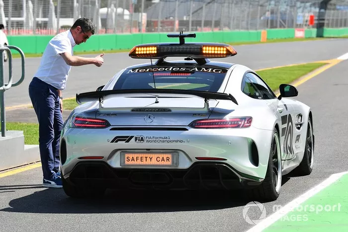 Michael Masi, director de carrera de la F1 con el Safety Car