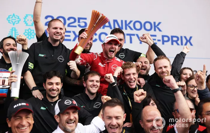 Race winner Oliver Rowland , Nissan Formula E Team celebrates with his team on the podium