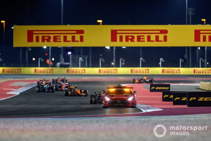 El coche de seguridad Max Verstappen, Red Bull Racing RB20, Lando Norris, McLaren MCL38, el resto del campo.