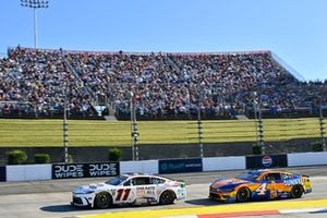 Denny Hamlin, Joe Gibbs Racing, FedEx One Rate Toyota Camry y Josh Berry, Stewart-Haas Racing, SunnyD Ford Mustang.