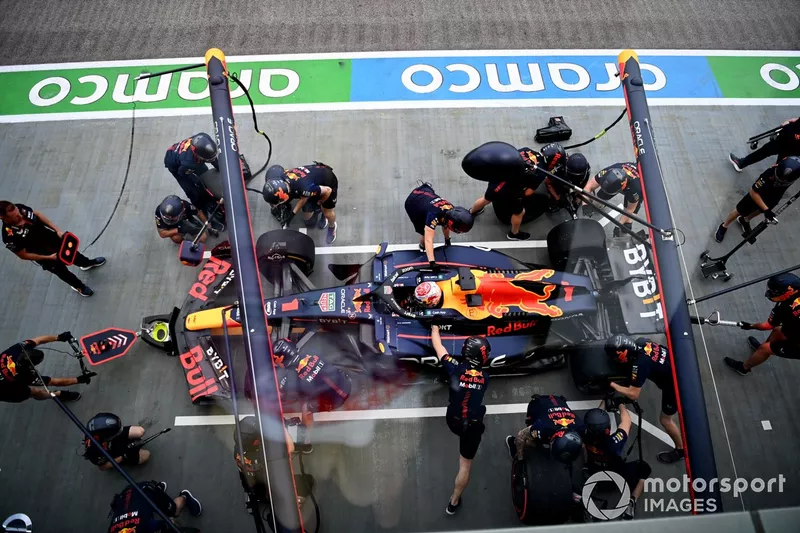 Max Verstappen, Red Bull Racing RB19, ai box durante le prove libere