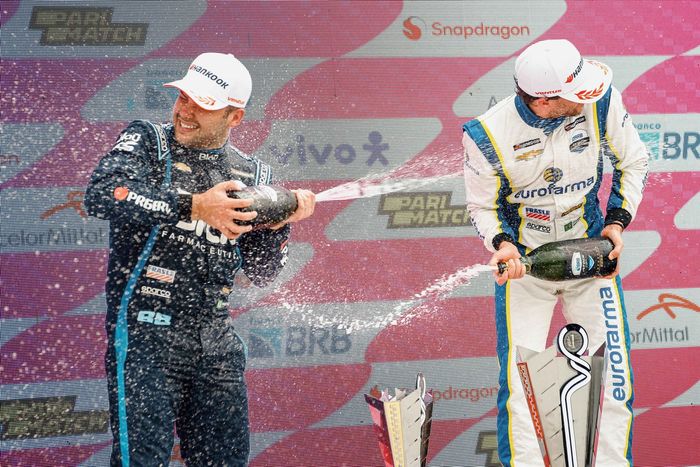 Felipe Fraga e Daniel Serra comemoram no pódio