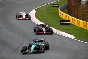 Lance Stroll, Aston Martin AMR23, lidera Valtteri Bottas, Alfa Romeo C43, y Nico Hulkenberg, Haas VF-23