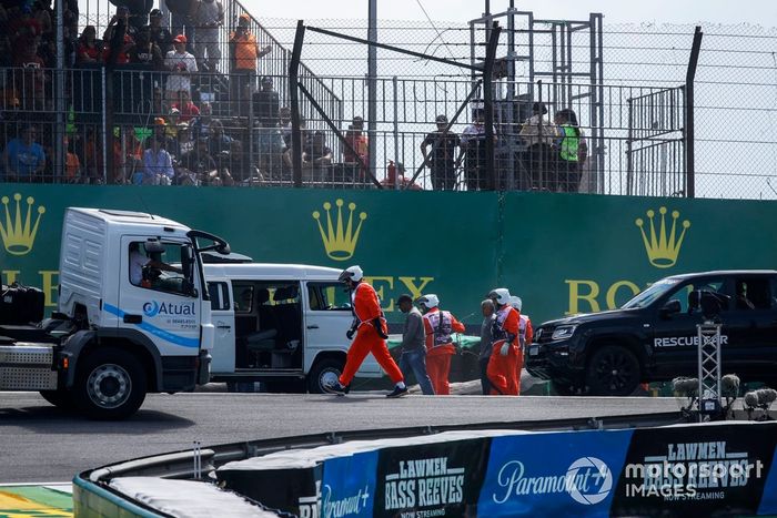 Alguaciles en el lugar del accidente de la primera vuelta