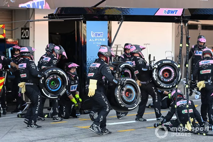 El equipo de boxes de Alpine F1 se prepara para una parada