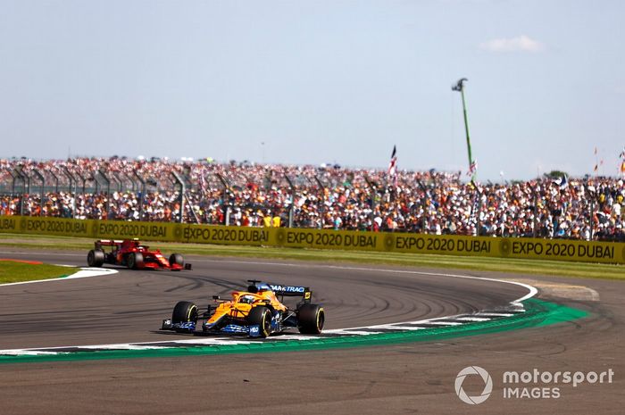 Daniel Ricciardo, McLaren MCL35M , Carlos Sainz Jr., Ferrari SF21