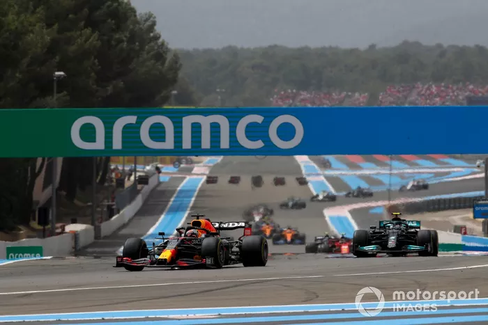 Max Verstappen, Red Bull Racing RB16B , Valtteri Bottas, Mercedes W12