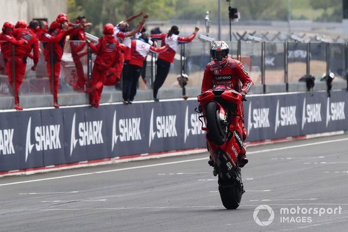 Ganador Jack Miller, Ducati Team cruza la meta