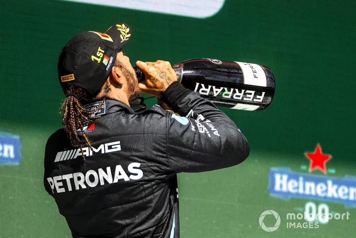 Podio: ganador de la carrera Lewis Hamilton, Mercedes