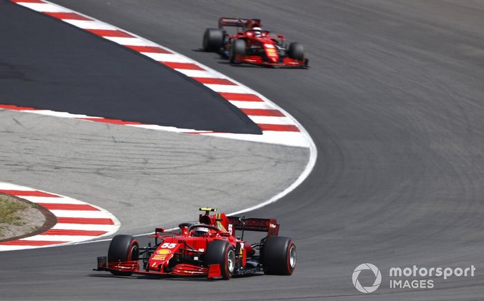 Carlos Sainz Jr., Ferrari SF21, Charles Leclerc, Ferrari SF21