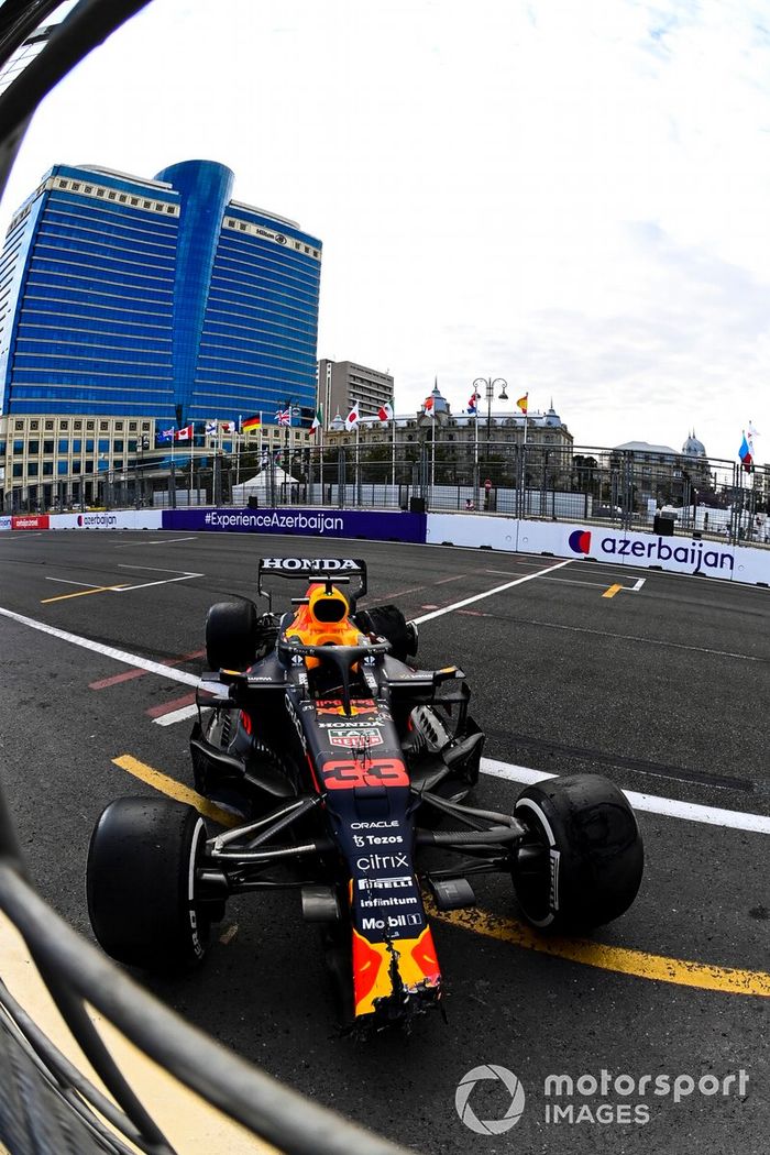 El coche dañado de Max Verstappen, Red Bull Racing RB16B
