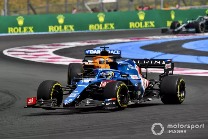 Esteban Ocon, Alpine A521, Daniel Ricciardo, McLaren MCL35M