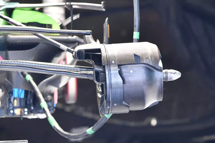 Conducto de freno delantero del Aston Martin AMR21 sin detalle del panel transversal