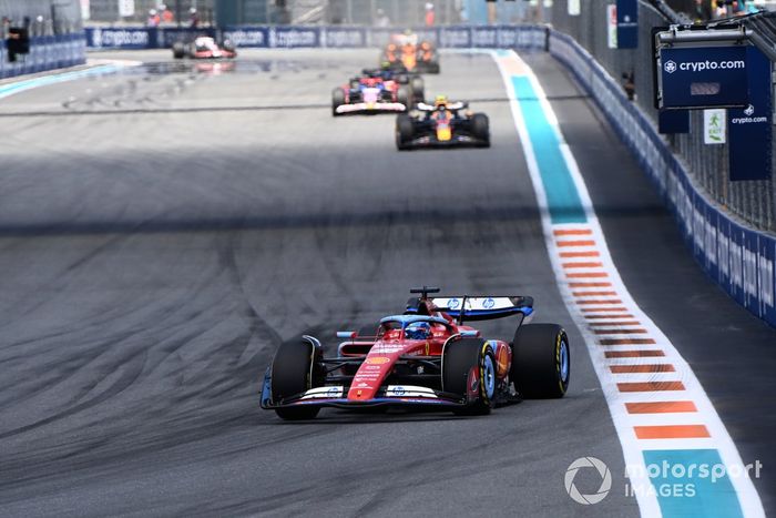 Charles Leclerc, Ferrari SF-24, adelanta a Sergio Pérez, Red Bull Racing RB20