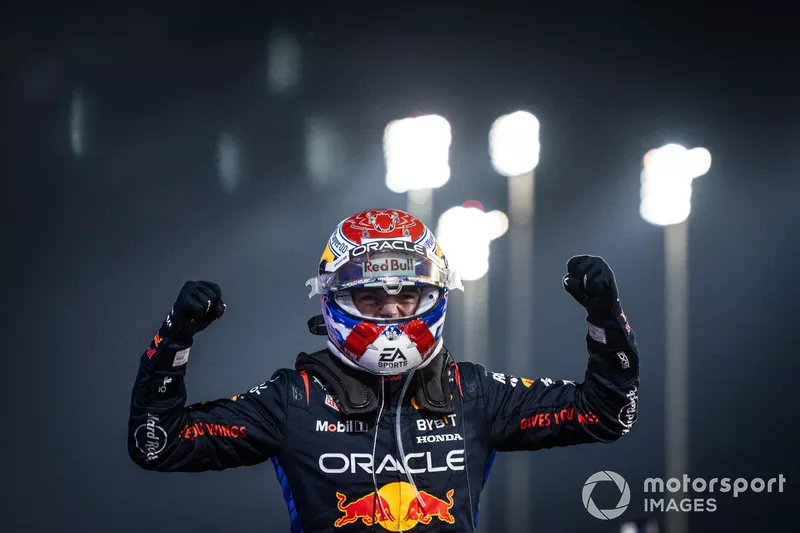 Max Verstappen, Red Bull Racing, 1° posizione, festeggia all'arrivo in Parco Chiuso