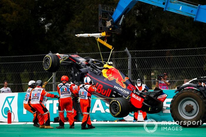 El coche de Alex Albon, Red Bull RB15 es removido después de un accidente en la FP2