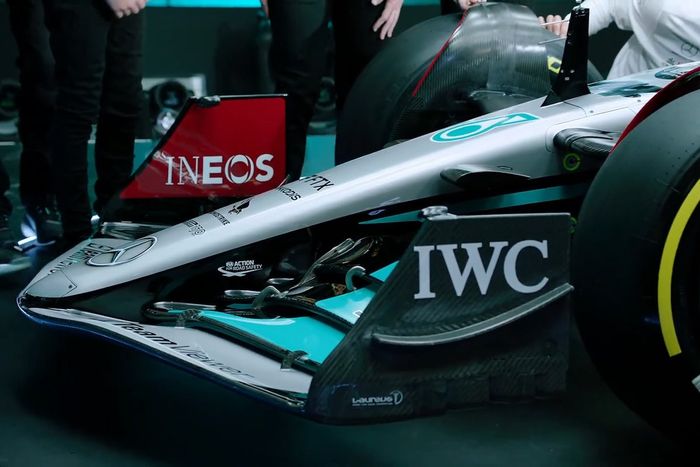 Detalle del alerón delantero del Mercedes W13