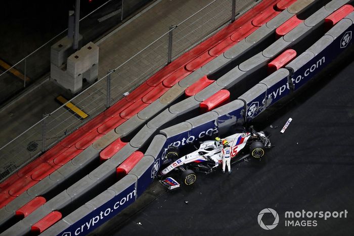 Mick Schumacher, Haas VF-21, se baja de su coche después de estrellarse en la carrera