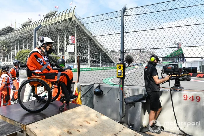 Un oficial de pista