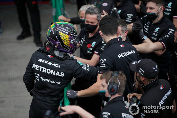 Lewis Hamilton, de Mercedes, celebra con su equipo tras conseguir la pole para la carrera Sprint