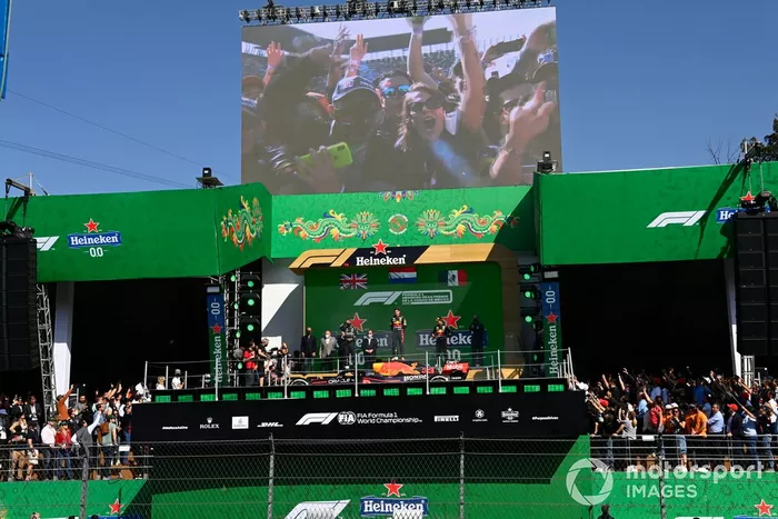 Podio: segundo lugar Lewis Hamilton, Mercedes,  ganador Max Verstappen, Red Bull Racing, tercer lugar Sergio Pérez, Red Bull Racing